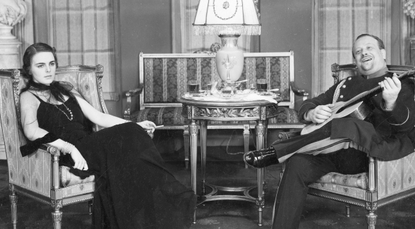  Bogusław Samborski jako generał żandarmerii i Zofia Batycka jako Olga, jego kochanka,  w filmie "Dziesięciu z Pawiaka".  