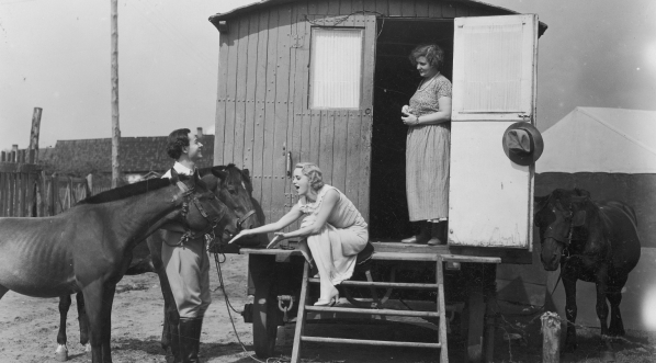  Scena z filmu "Pałac na kółkach" z 1932 roku.  