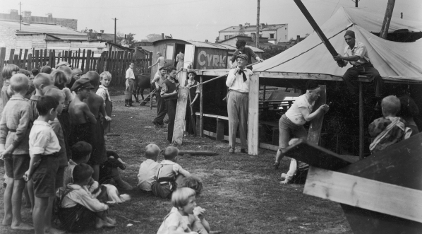  Scena z filmu "Pałac na kółkach" z 1932 roku.  