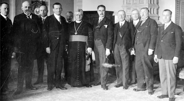  Dekoracja zasłużonych osobistości dla miasta Poznań Krzyżem Komandorskim Orderu "Polonia Restituta" przez wojewodę poznańskiego Rogera Raczyńskiego w sali Urzędu Wojewódzkiego w Poznaniu w kwietniu 1930 roku.  