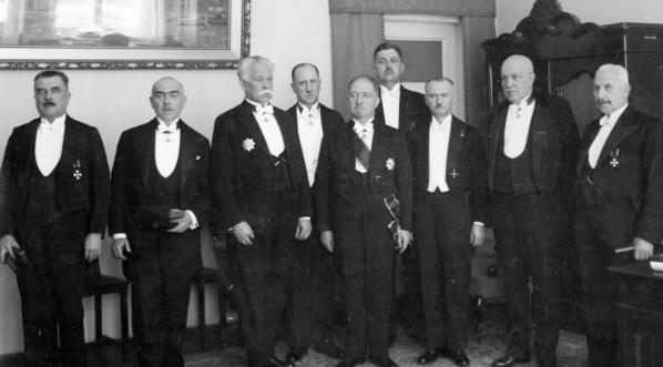  Dekoracja wyższych urzędników Najwyższej Izby Kontroli Krzyżami Orderu Polonia Restituta przez prezesa NIK Jakuba Krzemieńskiego, Warszawa 1933 rok.  