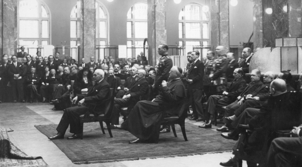  Uroczystość poświęcenia rozbudowanego gmachu Pocztowej Kasy Oszczędności u zbiegu ulic Jasnej i Świętokrzyskiej w Warszawie 18.12.1932 r.  