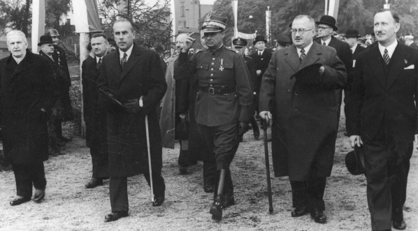  Jubileusz 10-lecia Klubu Pracowników Zjednoczonych Zakładów Włókienniczych Karola Scheiblera i Ludwika Grohmana  w Haliczu (obecnie Iwano-Frankiwsk) we wrześniu 1938 roku.  