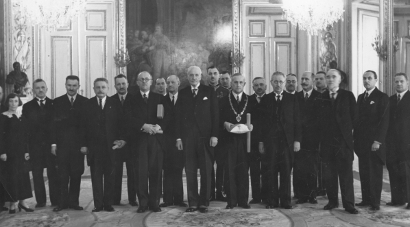  Uroczystość wręczenia Orderu Odrodzenia Polski Politechnice Lwowskiej i profesorowi Kazimierzowi Bartlowi na Zamku Królewskim w Warszawie, 13.02.1937 r.  