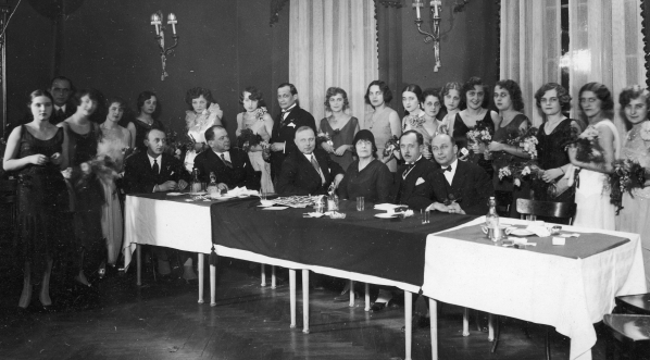  Jury i uczestniczki konkursu Miss Polonia 1930.  
