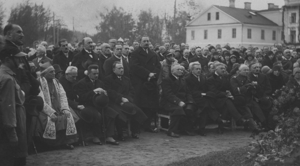  Uroczystość odsłonięcia pomnika Elizy Orzeszkowej w Grodnie w 1929 roku.  