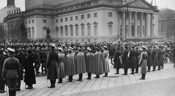  Defilada wojskowa przed uczestnikami Międzynarodowych Zawodów Hipicznych w Berlinie w styczniu 1936 roku.  