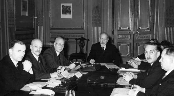  Inauguracyjne posiedzenie rządu Tomasza Arciszewskiego w Londynie 1.12.1944 r.  