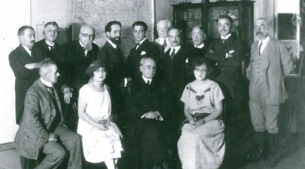  Zespół teatru po premierze spektaklu "Uciekła mi przepióreczka" Stefana Żeromskiego" w 1925 roku.  