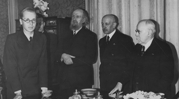  Polska Akademia Literatury - wręczenie "nagrody młodych" Jerzemu Andrzejewskiemu., Warszawa 3.04.1939 r.  