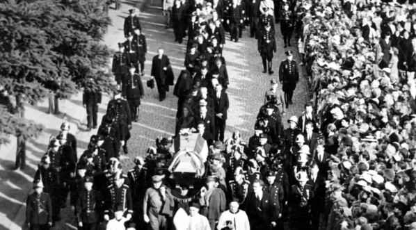  Pogrzeb posła Wojciecha Korfantego w Katowicach w sierpniu 1939 roku.  