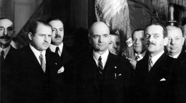  Uroczystość wręczenia odznak honorowych Związku Rzemieślników Chrześcijan ministrowi przemysłu i handlu Romanowi Góreckiemu i prezydentowi m.st. Warszawy Stefanowi Starzyńskiemu w Warszawie, 07.05.1936 r.  