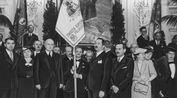  Uroczystość poświęcenia sztandaru Związku Kupców i Rzemieślników Polskich we Francji ufundowany przez Związek Stowarzyszeń Rzemieślników Chrześcijan w Rzeczypospolitej Polskiej, Warszawa 18.07.1937 r.  