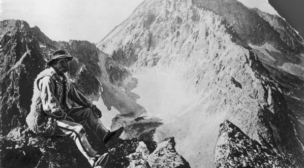  Klemens  Bachleda siedzący na skale z widokiem z Pośredniej Grani na Lodowy.  