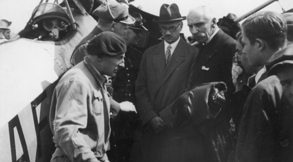  Powitanie na lotnisku w Warszawie kapitana Stanisława Skarżyńskiego i porucznika Andrzeja Markiewicza po zakończeniu lotu dookoła Afryki w maju 1931 r.  