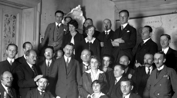  Uroczystość ku czci Leona Tomaszkiewicza w redakcji Ilustrowanego Kuriera Codziennego w Krakowie.  