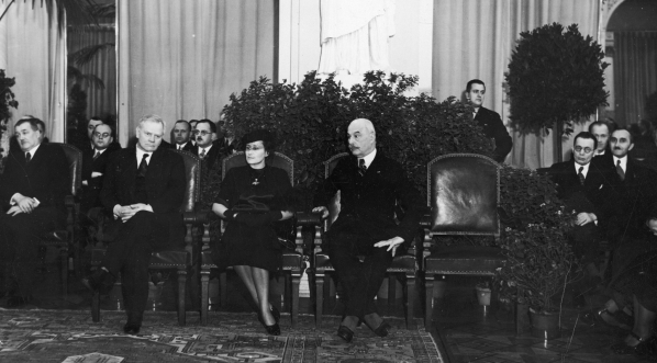  Uroczystość wręczenia nagród miasta stołecznego Warszawy w sali Rady Miejskiej w Warszawie 9.12.1937 r.  