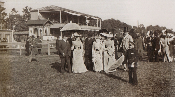  Amatorzy wyścigów konnych na Polu Mokotowskim w Warszawie.  