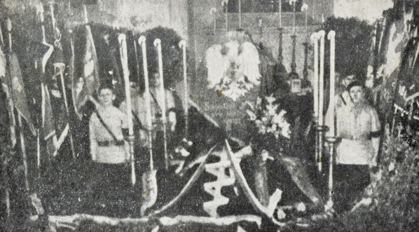  Wierna straż u trumny R. Dmowskiego w katedrze św. Jana.  