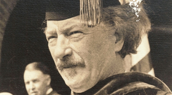  Ignacy Jan Paderewski podczas uroczystości wręczenia tytułu doktora honoris causa w zakresie prawa nadanego mu w czerwcu 1922 przez University of Southern California.  