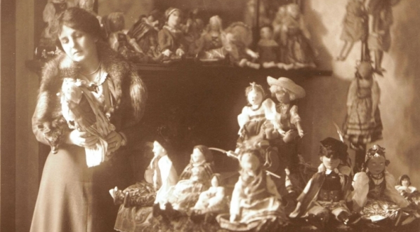  Helena Paderewska z kolekcją lalek sprzedawanych na rzecz Polish Victims Relief Fund  