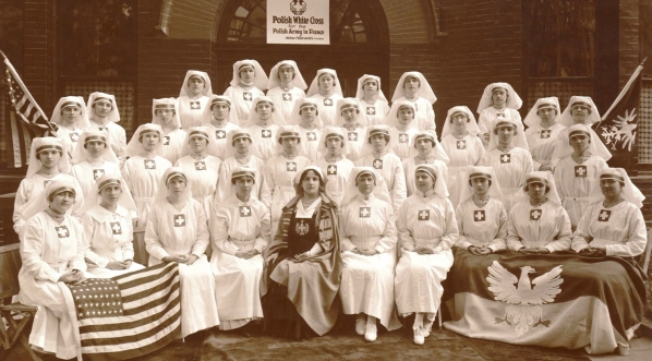  Portret zbiorowy sanitariuszek Polskiego Białego Krzyża dla Polskiej Armii we Francji (Polish White Cross for the Polish Army in France) z przewodniczącą Heleną Paderewską.  