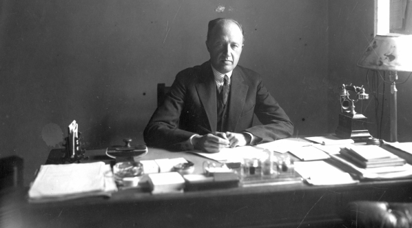  Rajnold Przeździecki, radca w Ministerstwie Spraw zagranicznych,  w gabinecie pracy we wrześniu 1927 r.  