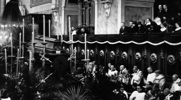 Pogrzeb Prymasa Polski ks. kard. Edmunda Dalbora w lutym 1926 roku.  