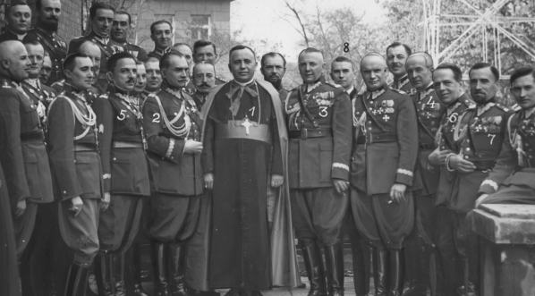  Obiad w kasynie garnizonowym w Warszawie na cześć biskupa polowego Józefa Gawliny w maju 1933 r.  