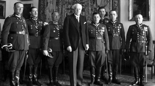  Wręczenie prezydentowi RP Ignacemu Mościckiemu odznak pułkowych przez delegacje wojskowe w kwietniu 1935 r.  