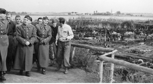  Marszałek Edward Rydz-Śmigły podczas zwiedzania terenu wykopalisk w Biskupinie we wrześniu 1937 r.  