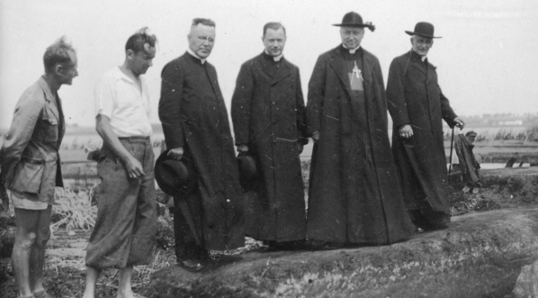  Prymas Polski August Hlond i arcybiskup krakowski ks. Adam Sapieha podczas zwiedzania terenu wykopalisk w Biskupinie w czerwcu 1936 r.  