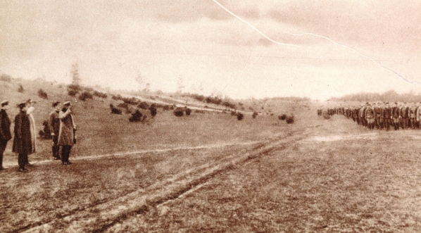  Komendant Piłsudski przyjmuje defiladę.  