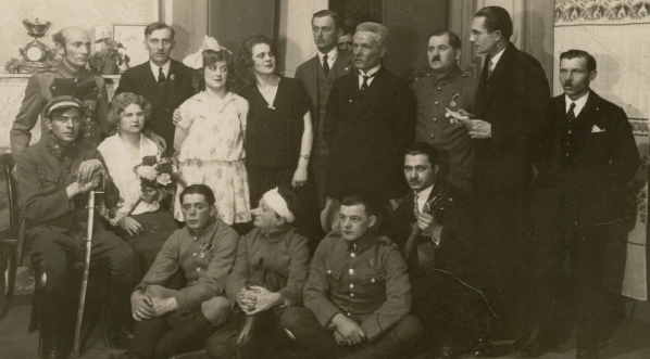  Karol Lilienfeld-Krzewski wśród aktorów zespołu Teatru Małego we Lwowie występujących w inscenizacji "Jego Kapralskiej Mości".  