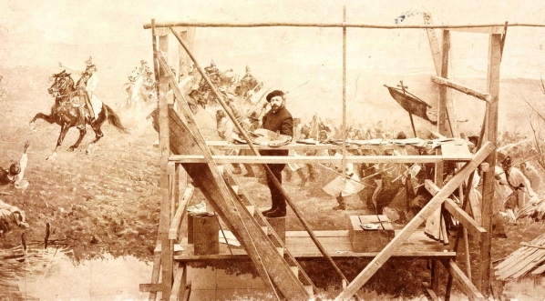  Malowanie Panoramy Racławickiej: Jan Styka z paletą na rusztowaniu przy części  płótna przedstawiającej Tadeusza Kościuszkę wprowadzającego do boju drugą kolumnę kosynierów.  