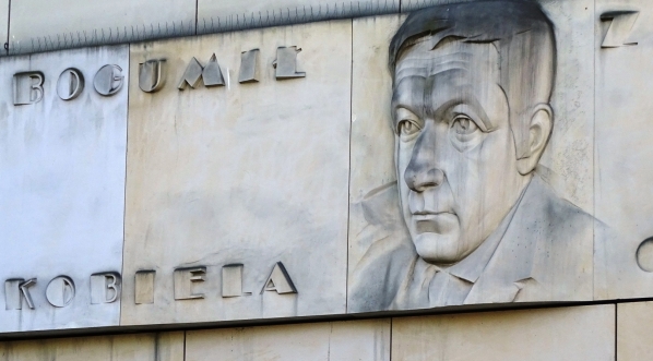  "Bogumił Kobiela", płaskorzeźba na ścianie Kina Praha w Warszawie.  