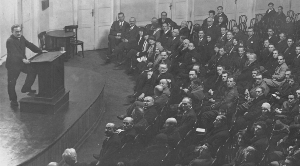  Stanisław Thugutt wygłasza odczyt p.t.: "Dyktatorzy" na zgromadzeniu Centrolewu 5.03.1930 r.  