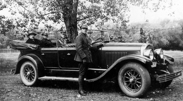  Premier Kazimierz Bartel w towarzystwie swego sekretarza Stanisława Zaćwilichowskiego i ministra opieki społecznej Aleksandra Prystora w 1929 r.  
