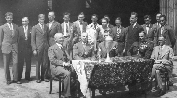  Uroczystość pasowania na pilotów połączona z przekazaniem Aeroklubowi Akademickiemu w Warszawie hangaru przez Ligę Obrony Powietrznej i Przeciwgazowej 22.06.1930 r.  