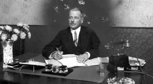  Jerzy Iwanowski, minister przemysłu i handlu, w  gabinecie pracy.  