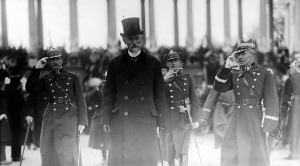  Prezydent RP Stanisław Wojciechowski w towarzystwie adiutanta, generała Mariusza Zaruskiego przed Grobem Nieznanego Żołnierza w Warszawie.  