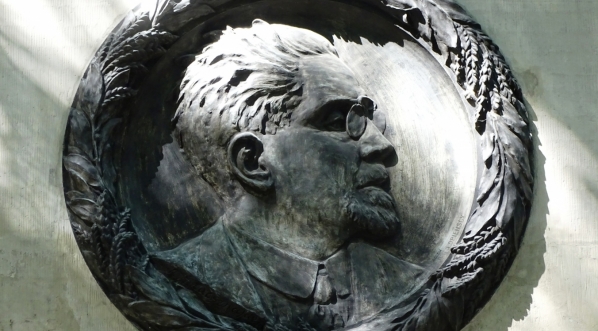  Medalion z grobu Władysława Stanisława Reymonta na Starych Powązkach w Warszawie.  