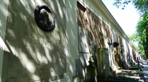  Aleja Zasłużonych na cmentarzu Powązkowskim w Warszawie z widocznym grobem Władysława Stanisława Reymonta.  