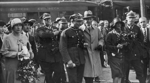  Powitanie majora Kazimierza Kubali po powrocie z lotu transatlantyckiego na Dworcu Głównym w Warszawie w 1929 r.  