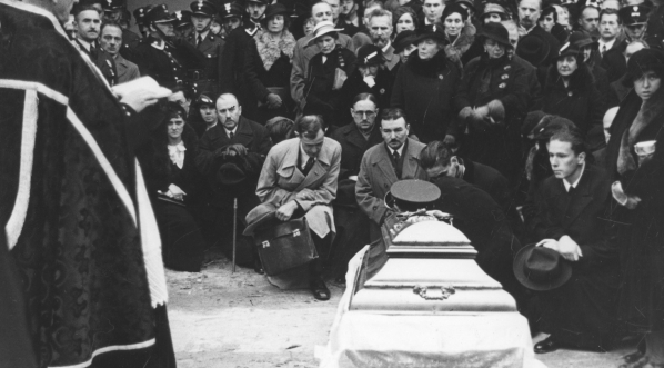  Uroczystości żałobne na Cmentarzu Powązkowskim. Widoczny (z prawej) prezydent m.st. Warszawy Stefan Starzyński przemawiający nad grobem Medarda Downarowicza 19.10.1934 r.  