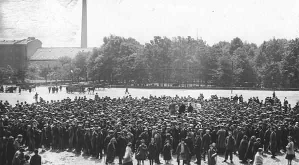  Obchody 1 Maja w Łodzi na Rynku Wolnym.  