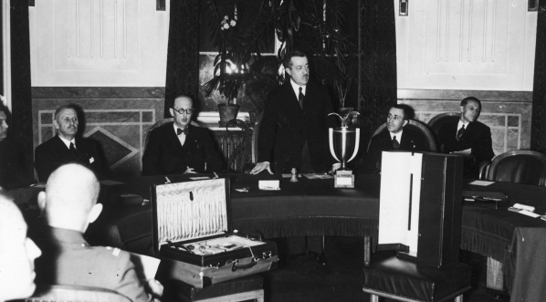  Rozdanie nagród w zawodach lotniczych o puchar Powszechnego Zakładu Ubezpieczeń Wzajemnych w Warszawie w czerwcu 1938 r.  