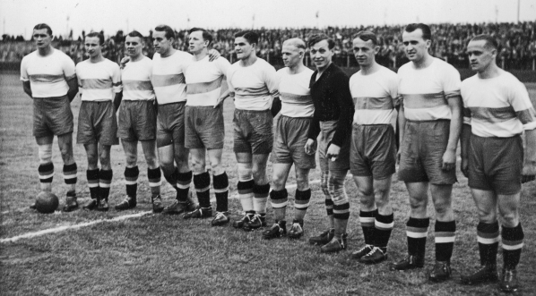  Mecz piłki nożnej Ruch Hajduki Wielkie - Jugosławia na stadionie w Hajdukach Wielkich w lipcu 1937 r.  