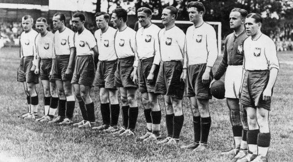  Drużyna Polski przed meczem z Brazylią podczas Mistrzostw Świata w Piłce Nożnej we Francji w czerwcu 1938 r.  