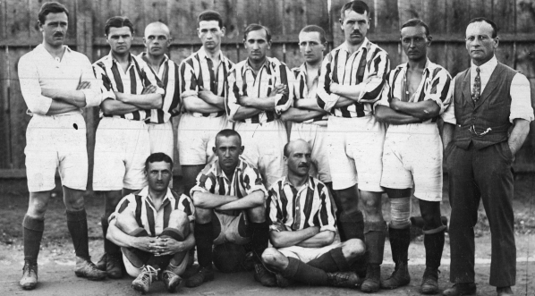  Drużyna piłkarska klubu sportowego Cracovia 21.08.1921 r.  